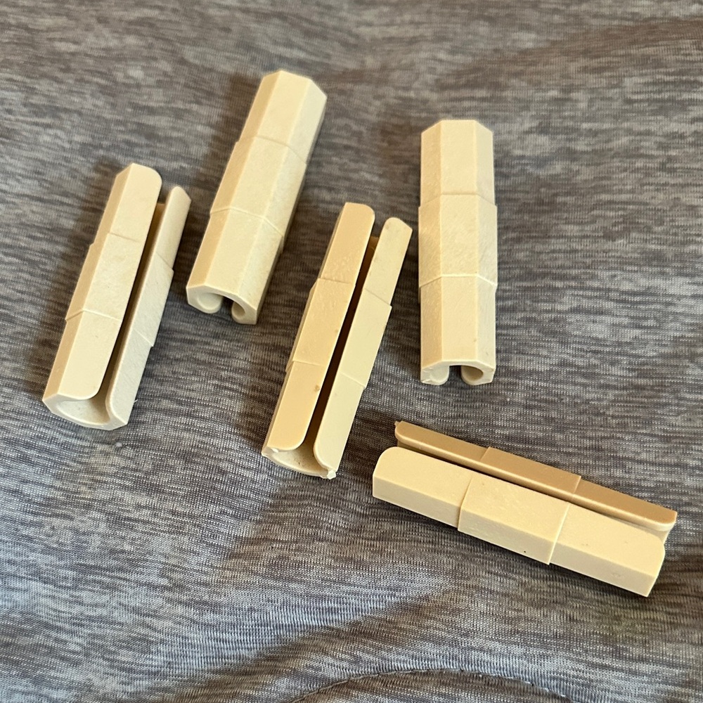 🦊3/$10🦊 Bedsheet grippers or tablecloth grip